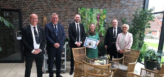 Fra venstre ses Leif Kjærskov Pedersen, Erik Wiuff, ÆÆ Kevin Refvik, Hospicechef Kirsten Ørom Larsen, Preben Fynbo Larsen og Lis Sørensen