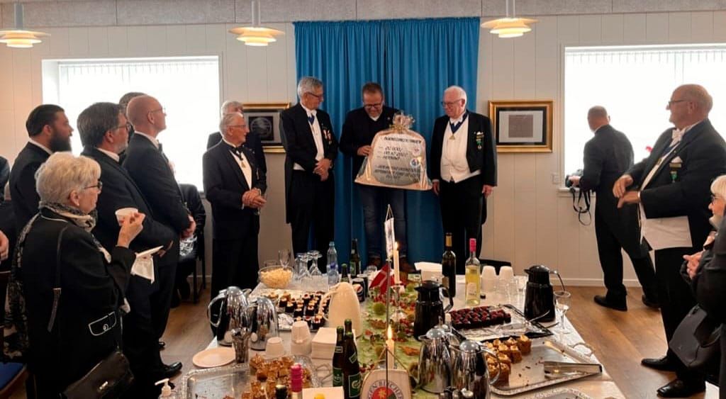 Donationen blev overrakt af Bjarne Klausen fra Logen Blicher og Formanden for Den Danske Druideordens Fond Ib Fønsskov Mathiesen